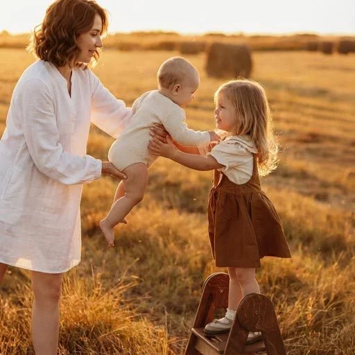 Családi Fotózás - Valódi Érzelmek Természetes Hangulatban 4 Lifestyle Stílusú Családi Fotózás A Velencei-Tó Környékén, Ahol A Testvérek Önfeledten Játszanak A Mezőn.